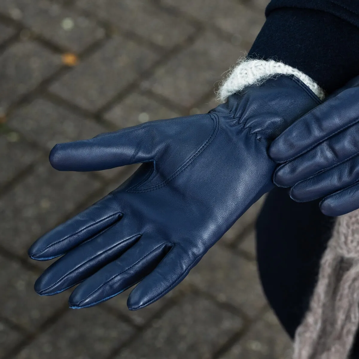 Ivy (blue) – sheepskin leather gloves with wool/cashmere lining & touchscreen feature